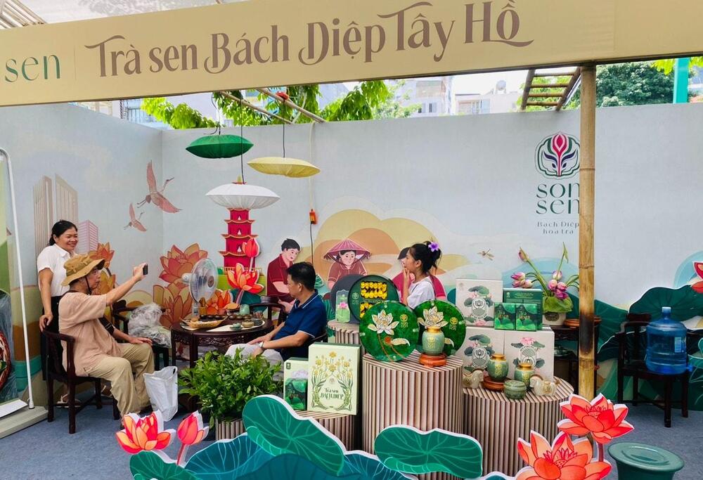 Một gian h&agrave;ng trưng b&agrave;y trong khu&ocirc;n khổ lễ hội sen H&agrave; Nội 2024 (Nguồn: Doanh nghiệp v&agrave; Tiếp thị)